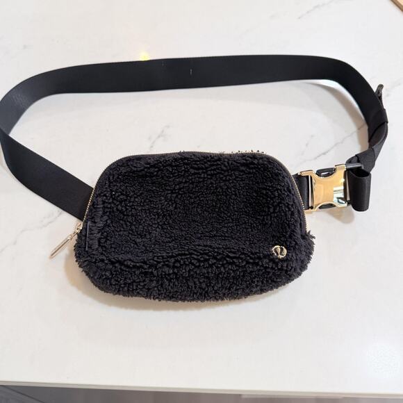 Lululemon Belt Bag Womens One Size Black Sherpa Fleece Crossbody Fanny Pack gold - Picture 1 of 11